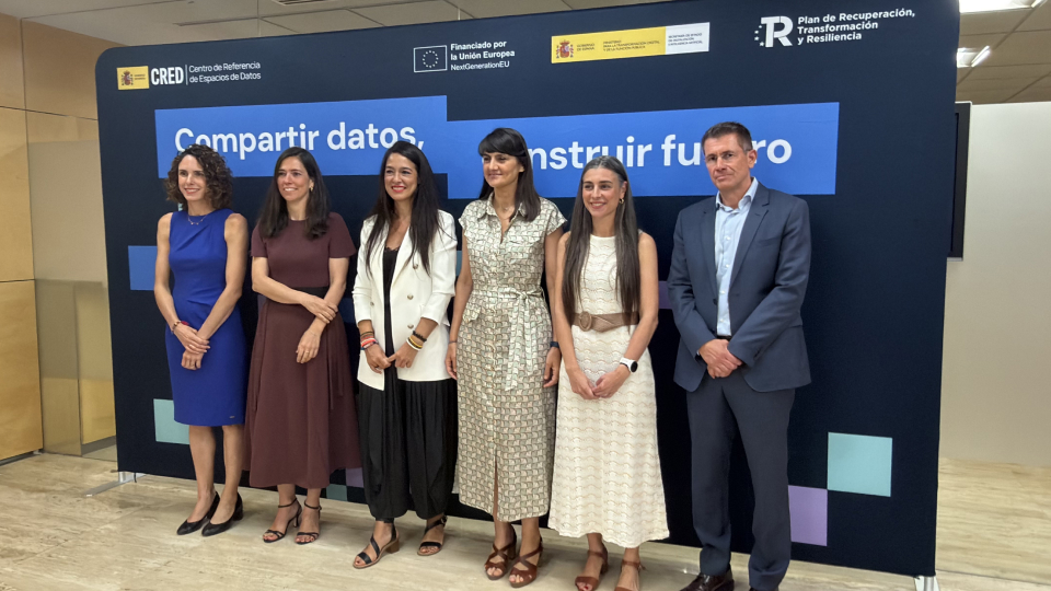 Foto grupal de los ponentes en la Presentación de la Estrategia del Espacio de Datos Integrado de Movilidad (EDIM), de izquierda a derecha: Tania Gullón, Lucía Martínez, Sara Hernández, María González Veracruz, Ana Palacios y Antonio Alcolea.