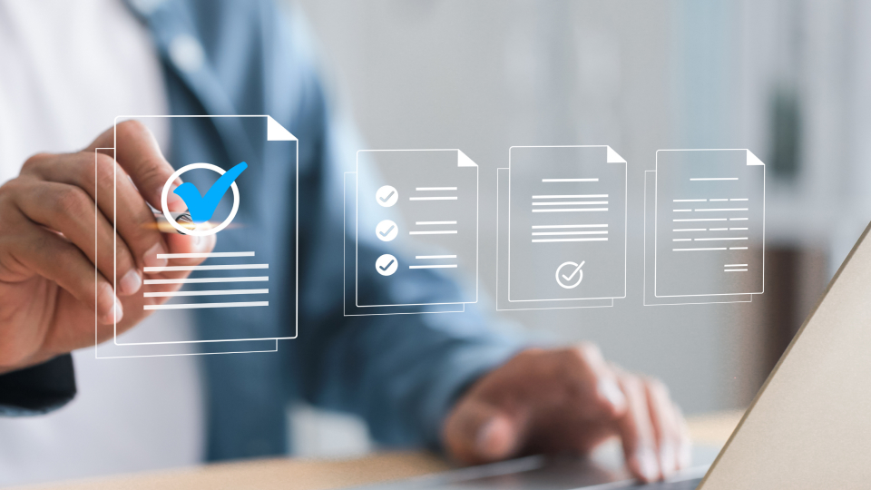 lustración conceptual de especificaciones técnicas con iconos flotantes de documentos con marcas de verificación frente a una persona trabajando con un portátil, representando la implementación práctica del Marco de Interoperabilidad Técnico v1.2 del CRED.