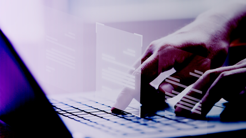 Manos de una persona escribiendo en el teclado de una computadora portátil con gráficos superpuestos de documentos digitales flotantes, representando la gestión técnica y estandarización de datos.